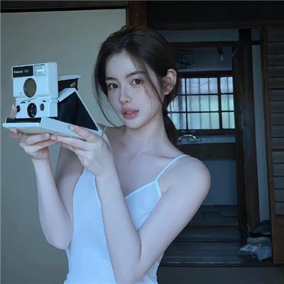 圆月映花都